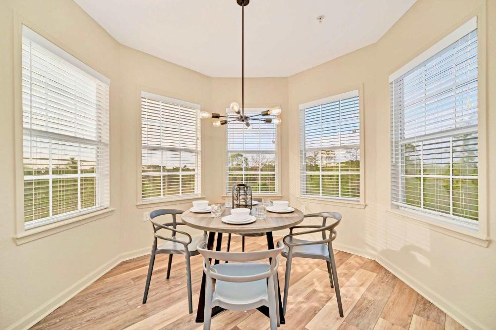 Spacious 3BR Condo with Pool, near Disney!